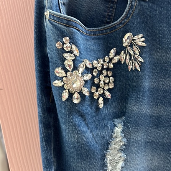 Women’s denim high-rise 16 W with rhinestones n chains and slightly distress - Picture 3 of 6